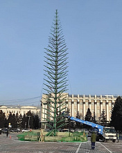 В центре Улан-Удэ установили каркас главной елки