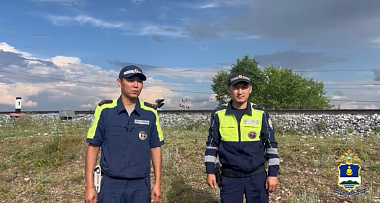 Госавтоинспекторы из Бурятии спасли мужчину, попавшего под поезд