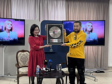 «Исторический момент»: Музыкант из Бурятии получил платиновый диск за 25 миллионов прослушиваний сингла