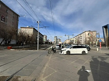 В Улан-Удэ 17-летний мотоциклист ехал по полосе для автобусов и врезался в машину