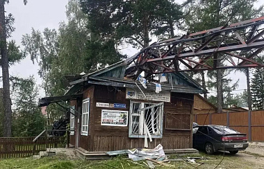 Вышка сотовой связи рухнула на здание администрации в поселке Аршан в Бурятии
