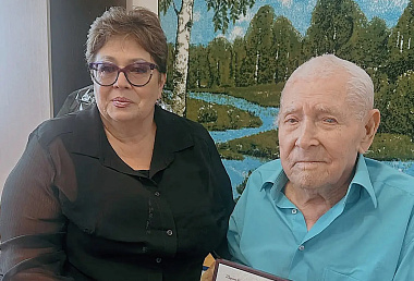 В Улан-Удэ вручили нагрудный знак «85 лет битвы за Москву» участнику ВОВ