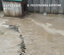 Дом в Бурятии несколько лет утопает в воде с федеральной трассы