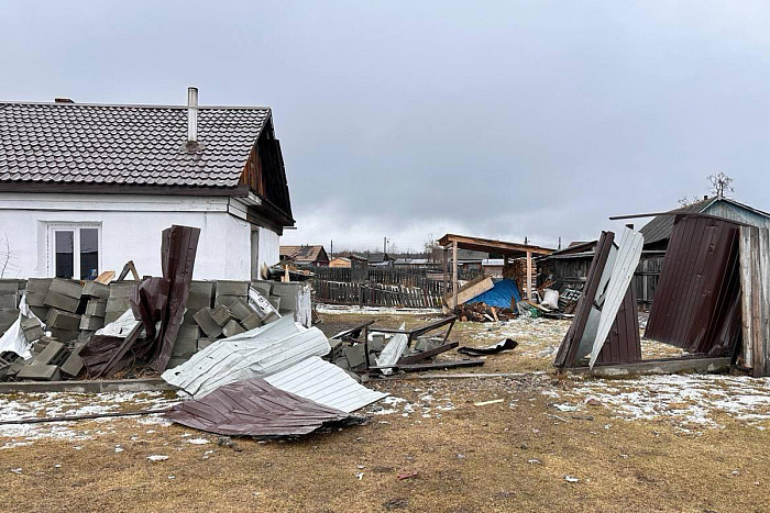 В Бурятии водитель иномарки снес забор, пострадали два пассажира - новости  Бурятии и Улан-Удэ