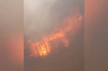 В Бурятии тушат сложный пожар, из-за сильного ветра огонь переходит на соседние дома