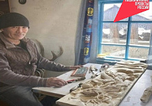 В Закаменском районе по соцконтракту открылась мастерская по изготовлению сувениров из дерева и кости