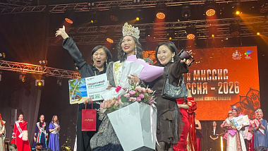 В Улан-Удэ девушка из Якутии забрала главную корону конкурса «Мисс и миссис Азия Россия»