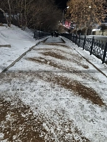 Дороги Улан-Удэ после снегопада посыпают песком