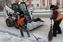 В Улан-Удэ специалисты продолжают устранять последствия снегопада