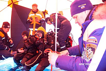 Спасатели МЧС России на Байкале устроили обучение водолазов Монголии 