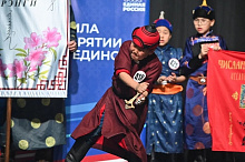 Рекордное количество участников участвуют в соревнованиях по разбиванию хребтовой кости в Улан-Удэ