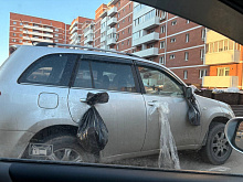 Улан-Удэнцы нарядили машину соседа пакетами с мусором