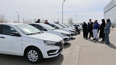 В Бурятии вручили автомобили пострадавшим на производстве