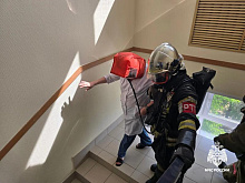 Пожарные Бурятии понарошку спасли из «горящей» больницы двух женщин 